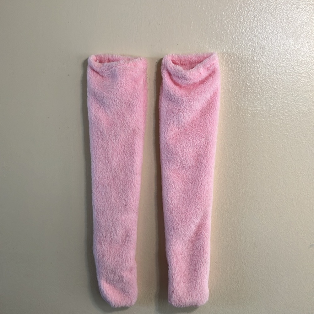 One-size-fits-all leg warmers
 Back foot opens for outdoors walk
NEW